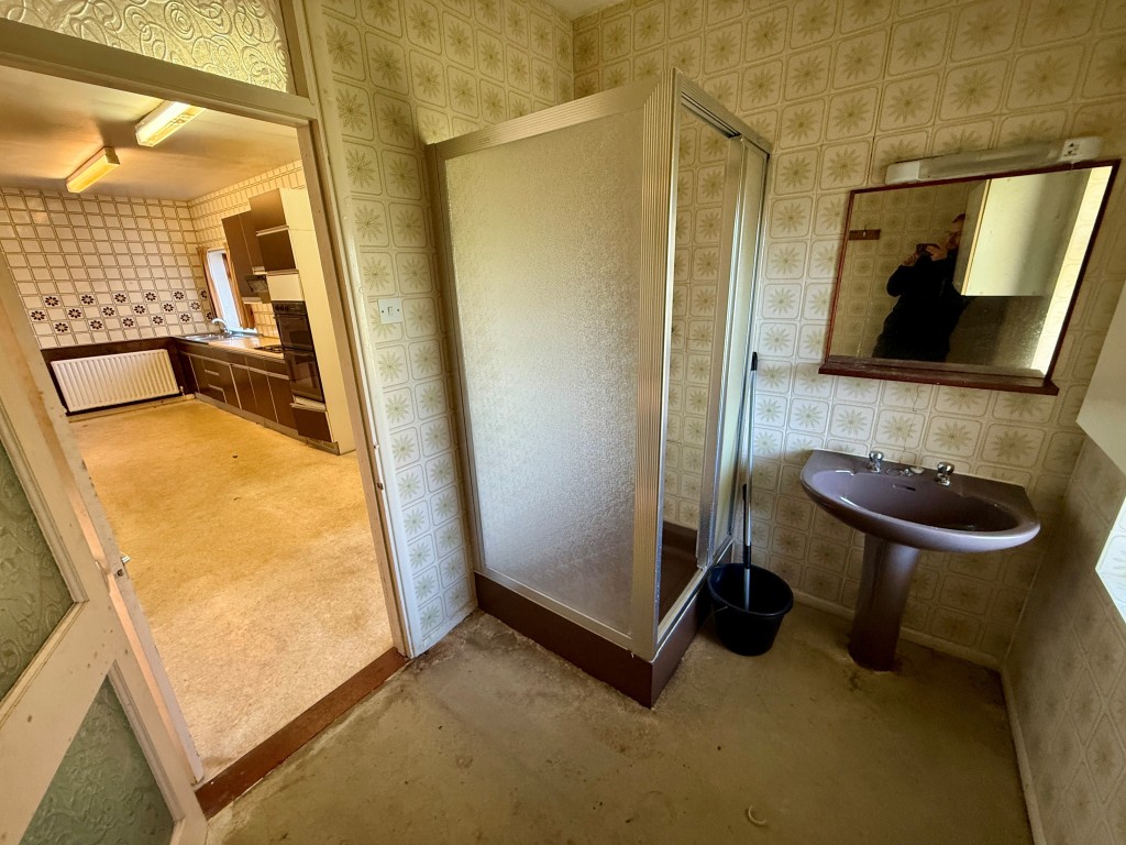 Lot: 89 - DEVELOPMENT OPPORTUNITY - PERMISSION FOR TWO DETACHED CHALET BUNGALOWS AND EXTENSION OF EXISTING DWELLING INTO CHALET BUNGALOW - Shower room